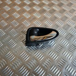 Salona durvju rokturis, aizmugures kreisais priekš TOYOTA AVENSIS 2012