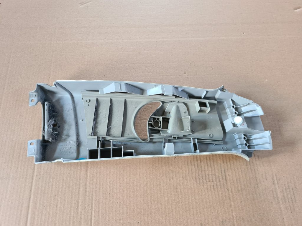 Vidējas salona statnes apdare priekš TOYOTA AVENSIS 2012