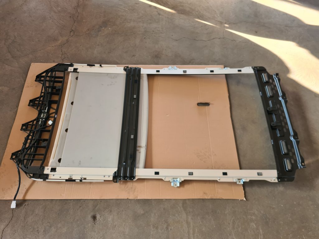 Lūka priekš TOYOTA AVENSIS 2012 1 Lūka priekš TOYOTA AVENSIS 2012