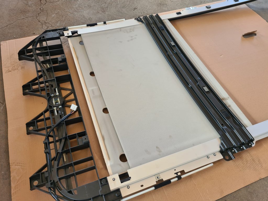 Lūka priekš TOYOTA AVENSIS 2012 3 Lūka priekš TOYOTA AVENSIS 2012