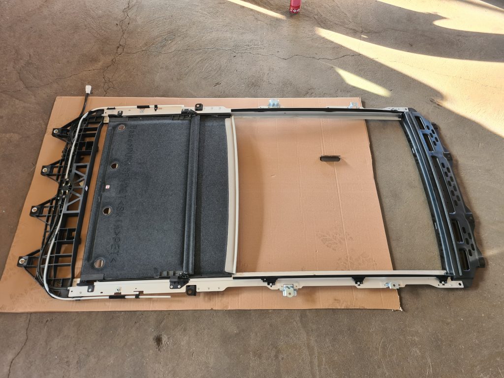 Lūka priekš TOYOTA AVENSIS 2012 4 Lūka priekš TOYOTA AVENSIS 2012