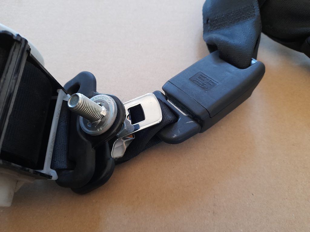 Aizmugurējā vidēja drošības josta priekš MAZDA 6 2008 3 Aizmugurējā vidēja drošības josta priekš MAZDA 6 2008