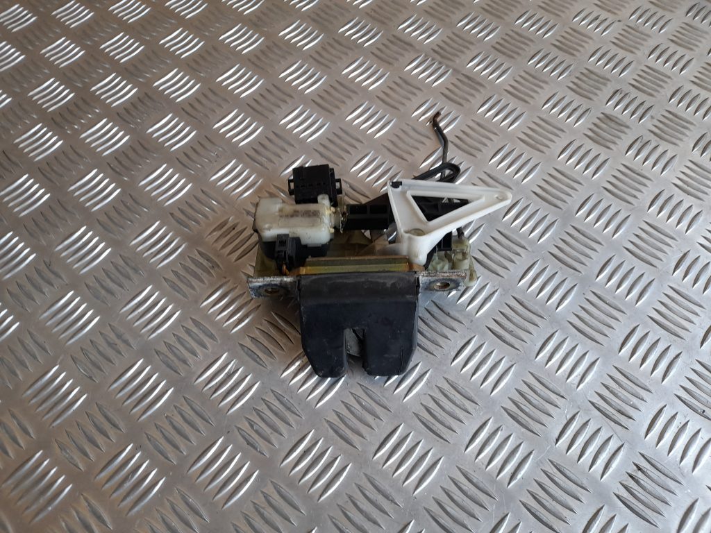 Bagāžnieka vāka slēdzene priekš VOLVO V70 2003 SILVER 2 Bagāžnieka vāka slēdzene priekš VOLVO V70 2003 SILVER