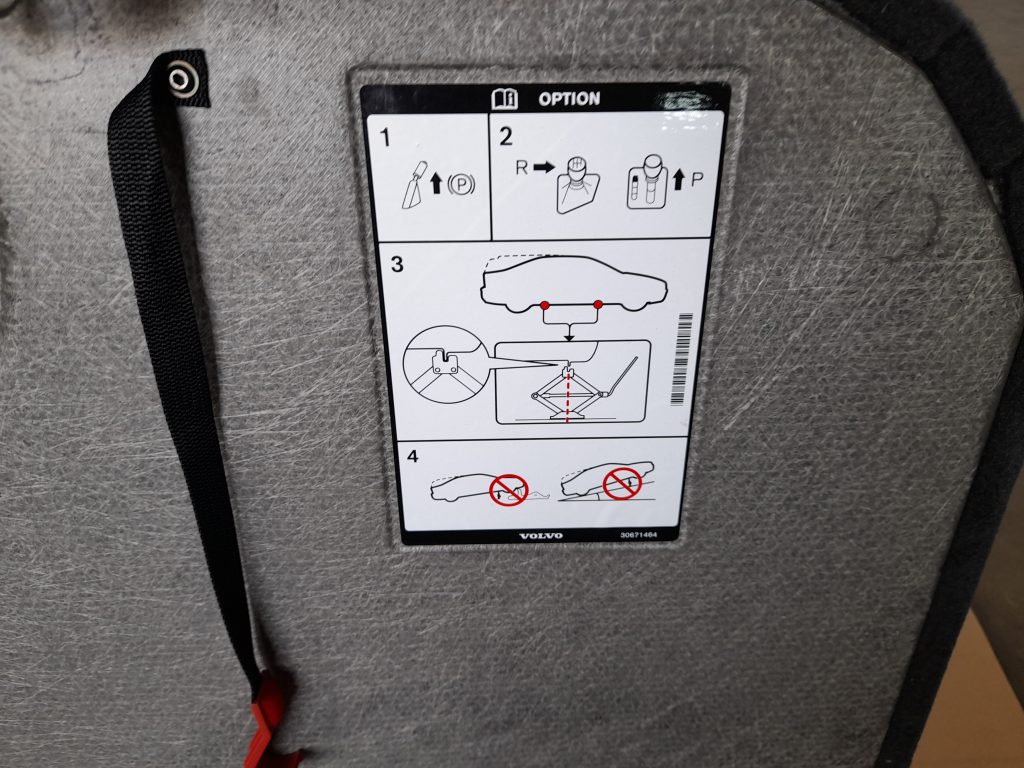 Bagāžnieka grīda priekš VOLVO XC60 2009 2 Bagāžnieka grīda priekš VOLVO XC60 2009