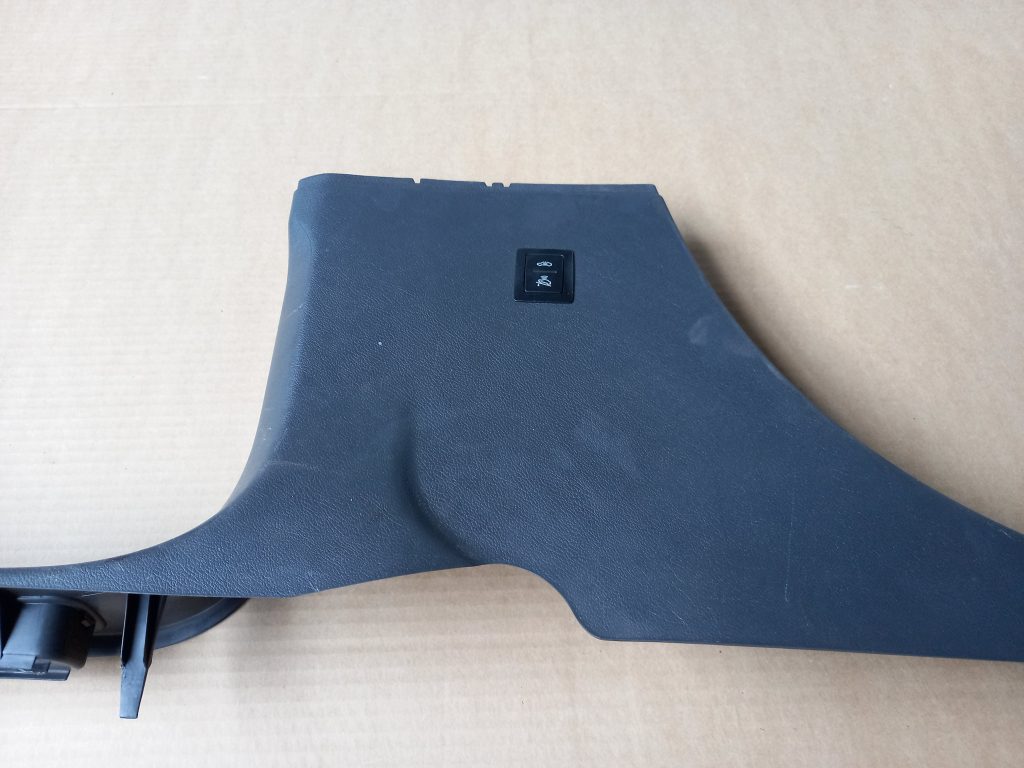 Vidējas salona statnes apdare priekš VW TOUAREG 2007