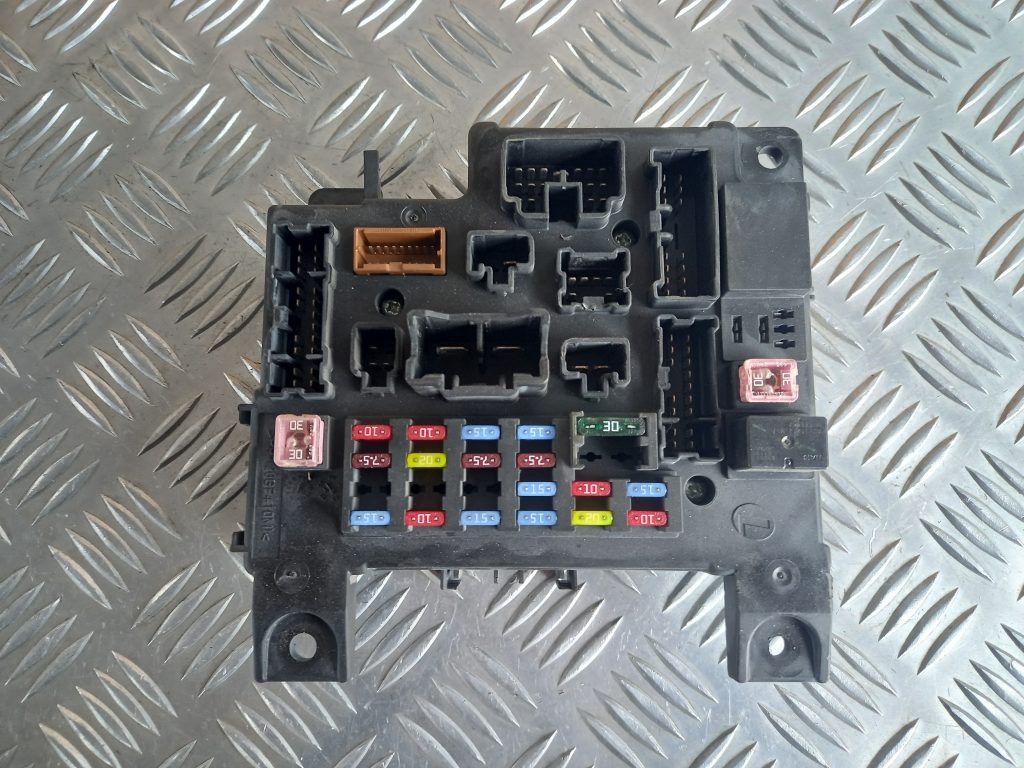 Drošinātāju relejas kaste priekš MITSUBISHI LANCER 2009 2 Drošinātāju relejas kaste priekš MITSUBISHI LANCER 2009