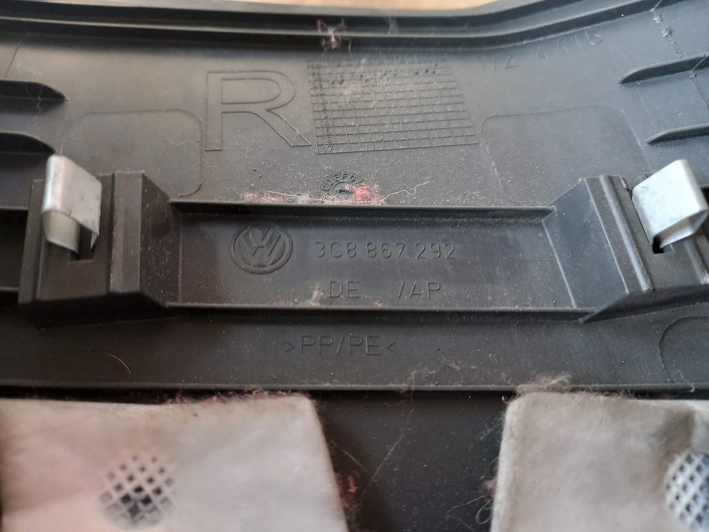 Vidējas salona statnes apdare priekš VW PASSAT CC 2009