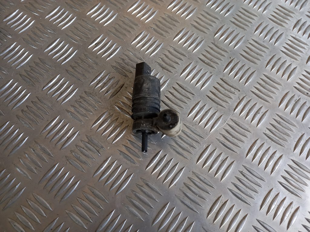 Mazgātāja šķidruma sūknis priekš VW PASSAT CC 2009 1 Mazgātāja šķidruma sūknis priekš VW PASSAT CC 2009