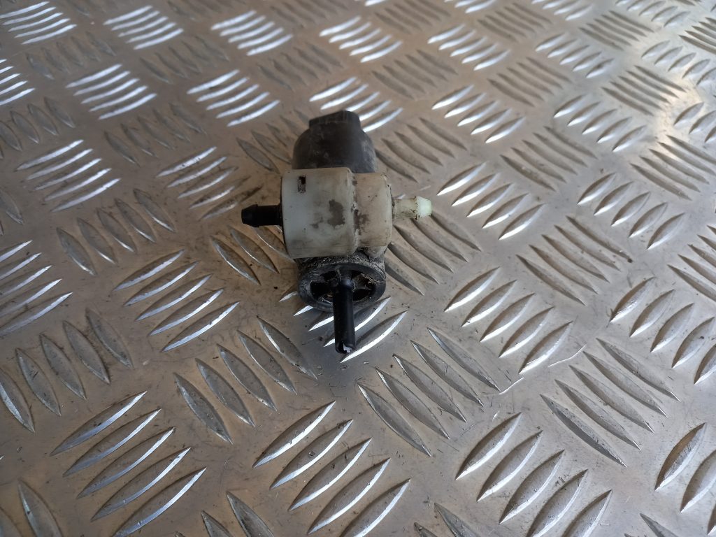 Mazgātāja šķidruma sūknis priekš VW PASSAT CC 2009 2 Mazgātāja šķidruma sūknis priekš VW PASSAT CC 2009