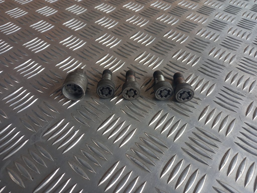 Riteņu skrūves priekš VW PASSAT CC 2009 2 Riteņu skrūves priekš VW PASSAT CC 2009