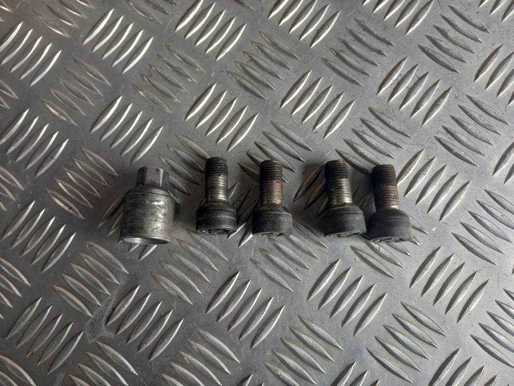 Riteņu skrūves priekš VW PASSAT CC 2009 1 Riteņu skrūves priekš VW PASSAT CC 2009