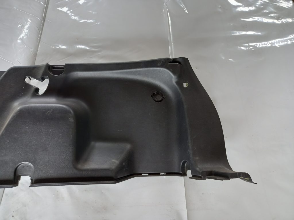 Bagāžnieka nodalījuma sānu apdare priekš LAND ROVER FREELANDER 2007