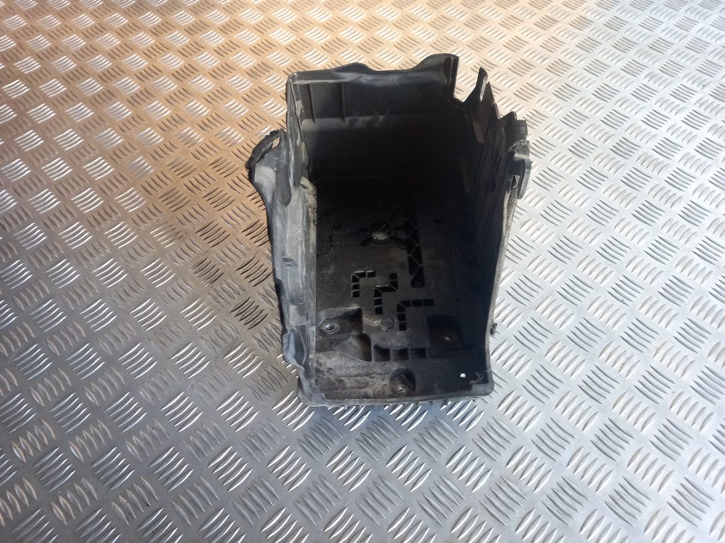 Akumulatora vāks priekš LAND ROVER FREELANDER 2007 1 Akumulatora vāks priekš LAND ROVER FREELANDER 2007