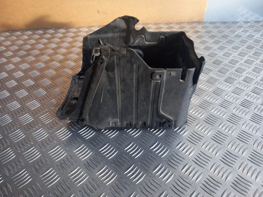 Akumulatora vāks priekš LAND ROVER FREELANDER 2007 2 Akumulatora vāks priekš LAND ROVER FREELANDER 2007