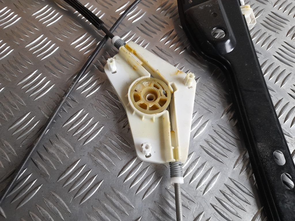 Stikla pacelšanas mehānisms aizmugurējais kreisais priekš DODGE JOURNEY 2008 4 Stikla pacelšanas mehānisms aizmugurējais kreisais priekš DODGE JOURNEY 2008