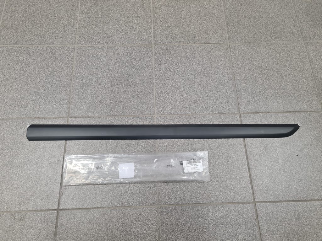 Priekšējo kreiso durvju moldings priekš SKODA YETI 2012 1 Priekšējo kreiso durvju moldings priekš SKODA YETI 2012