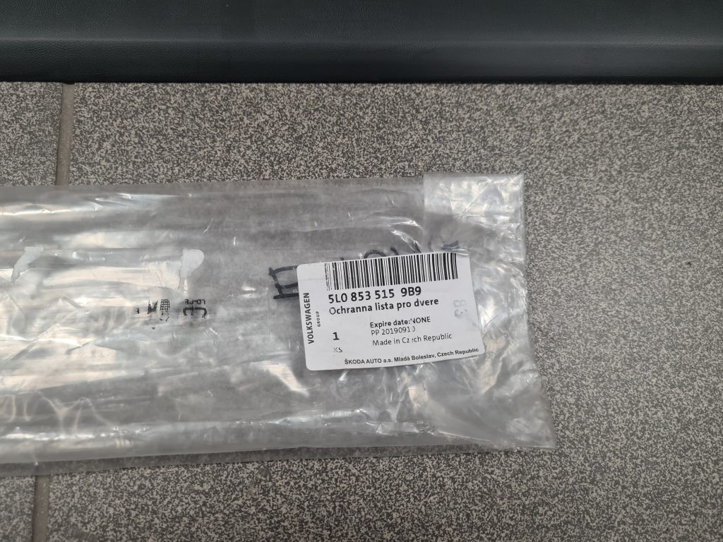 Priekšējo kreiso durvju moldings priekš SKODA YETI 2012 3 Priekšējo kreiso durvju moldings priekš SKODA YETI 2012