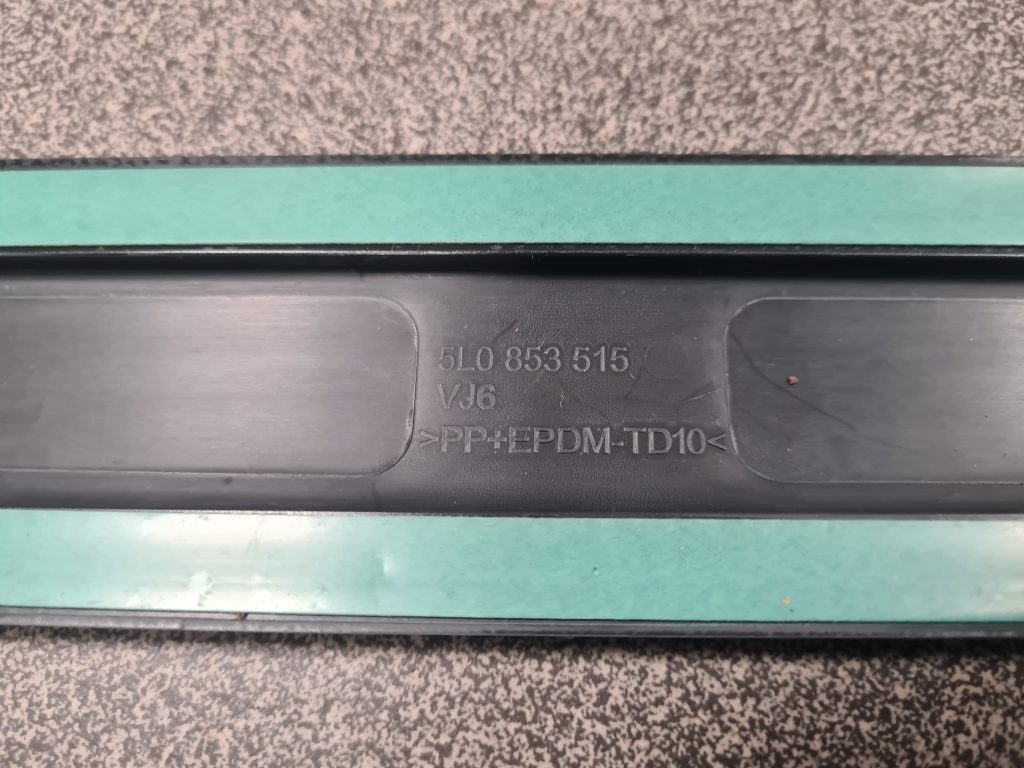 Priekšējo kreiso durvju moldings priekš SKODA YETI 2012 2 Priekšējo kreiso durvju moldings priekš SKODA YETI 2012