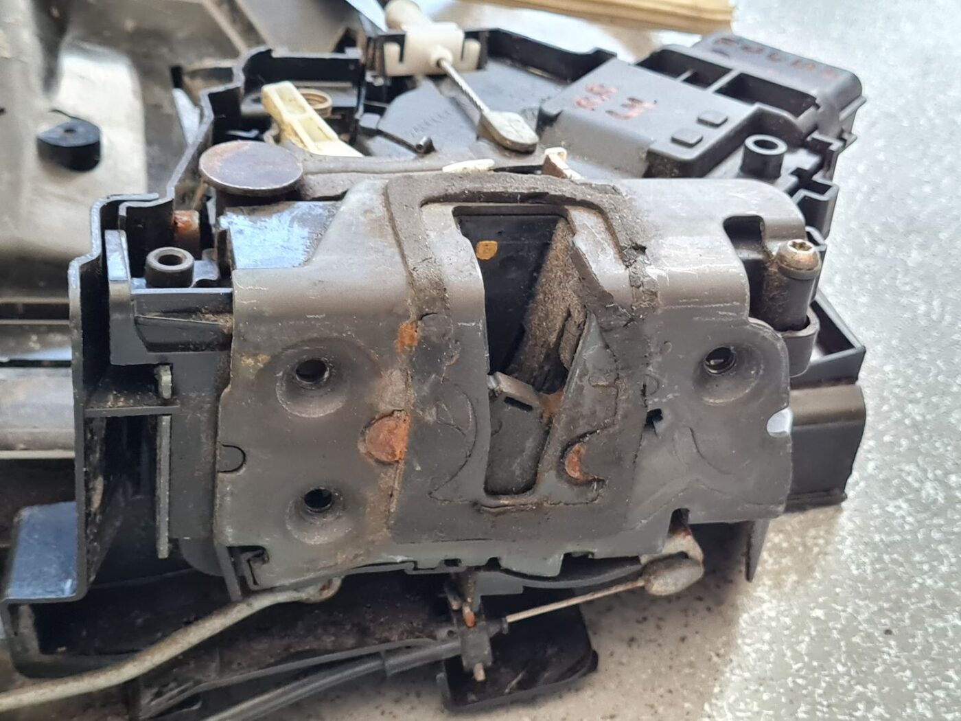 Aizmugurējo kreiso durvju slēdzene priekš FORD FOCUS 2006