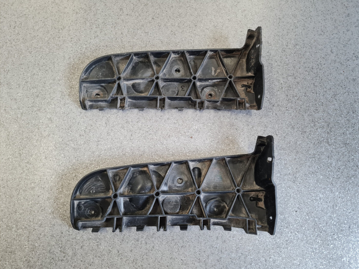 Aizmugurēja bufera kronšteins priekš AUDI A4 2001 2 Aizmugurēja bufera kronšteins priekš AUDI A4 2001