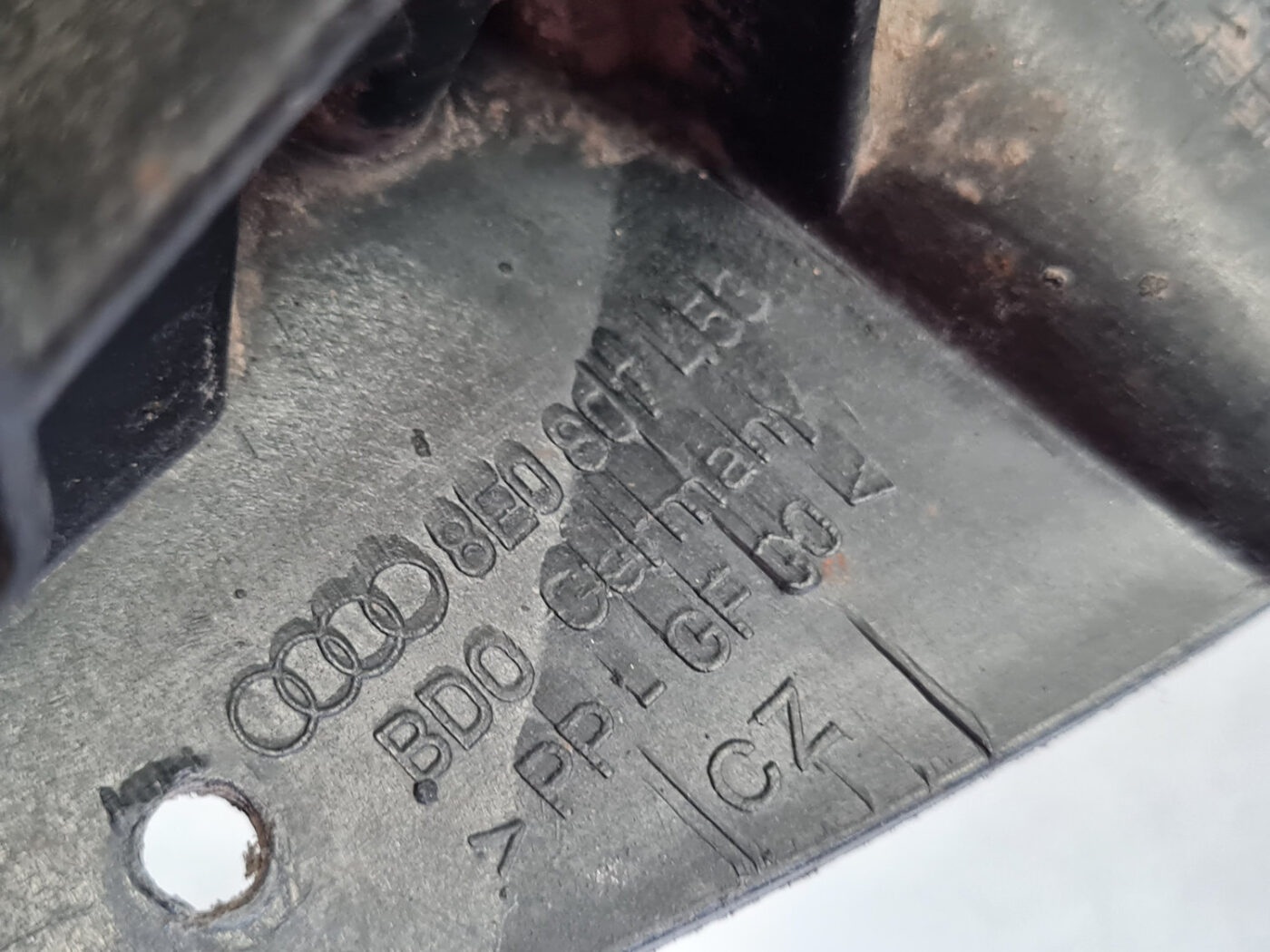 Aizmugurēja bufera kronšteins priekš AUDI A4 2001 3 Aizmugurēja bufera kronšteins priekš AUDI A4 2001