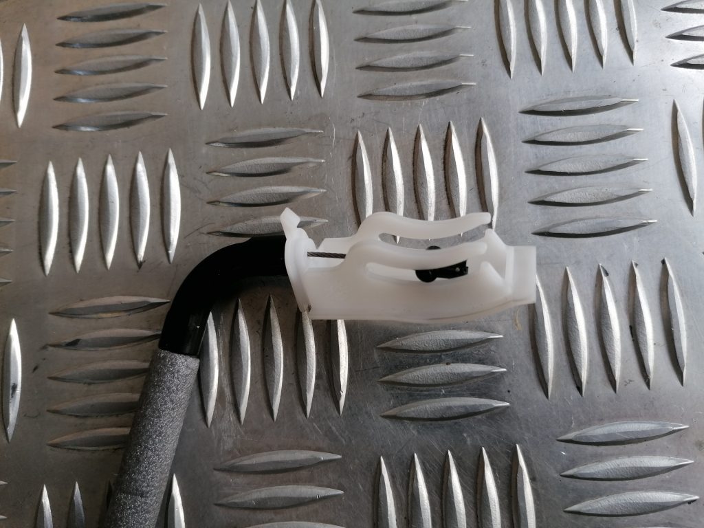 Durvju roktura trose priekš BMW 1 E87 2009 WHITE 2 Durvju roktura trose priekš BMW 1 E87 2009 WHITE