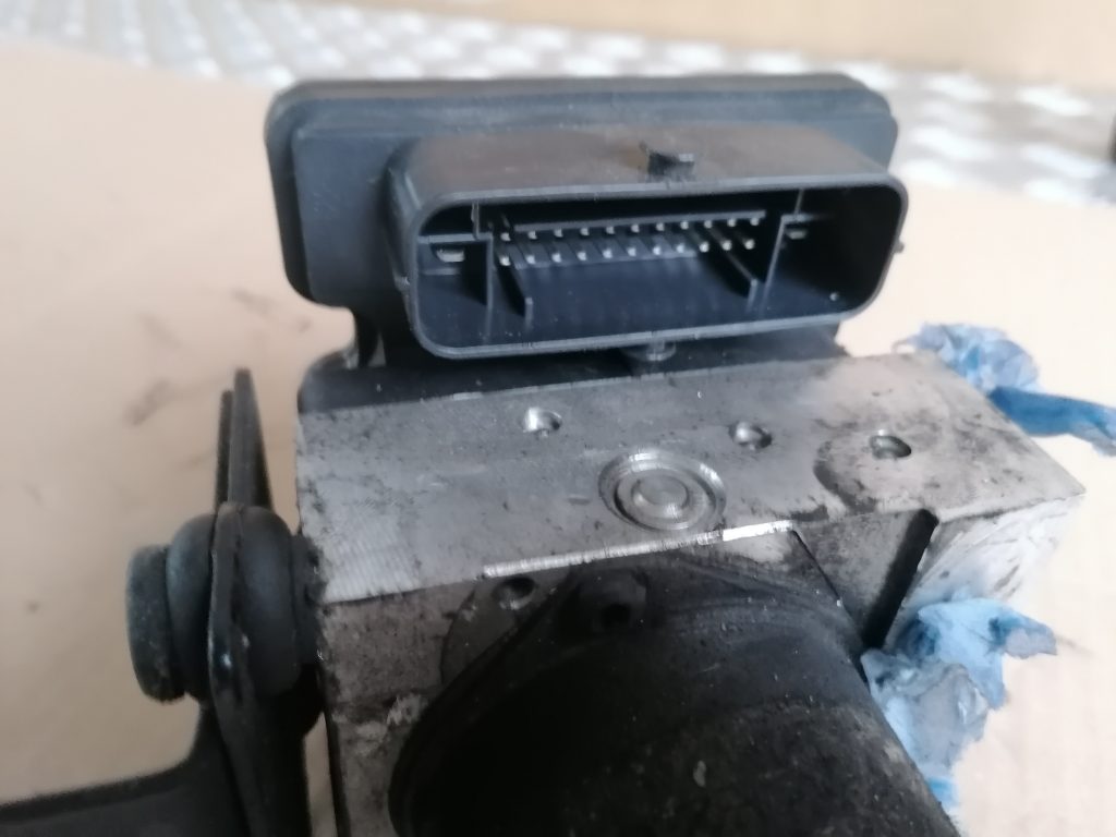 ABS bloks priekš KIA CEED 2013 2 ABS bloks priekš KIA CEED 2013