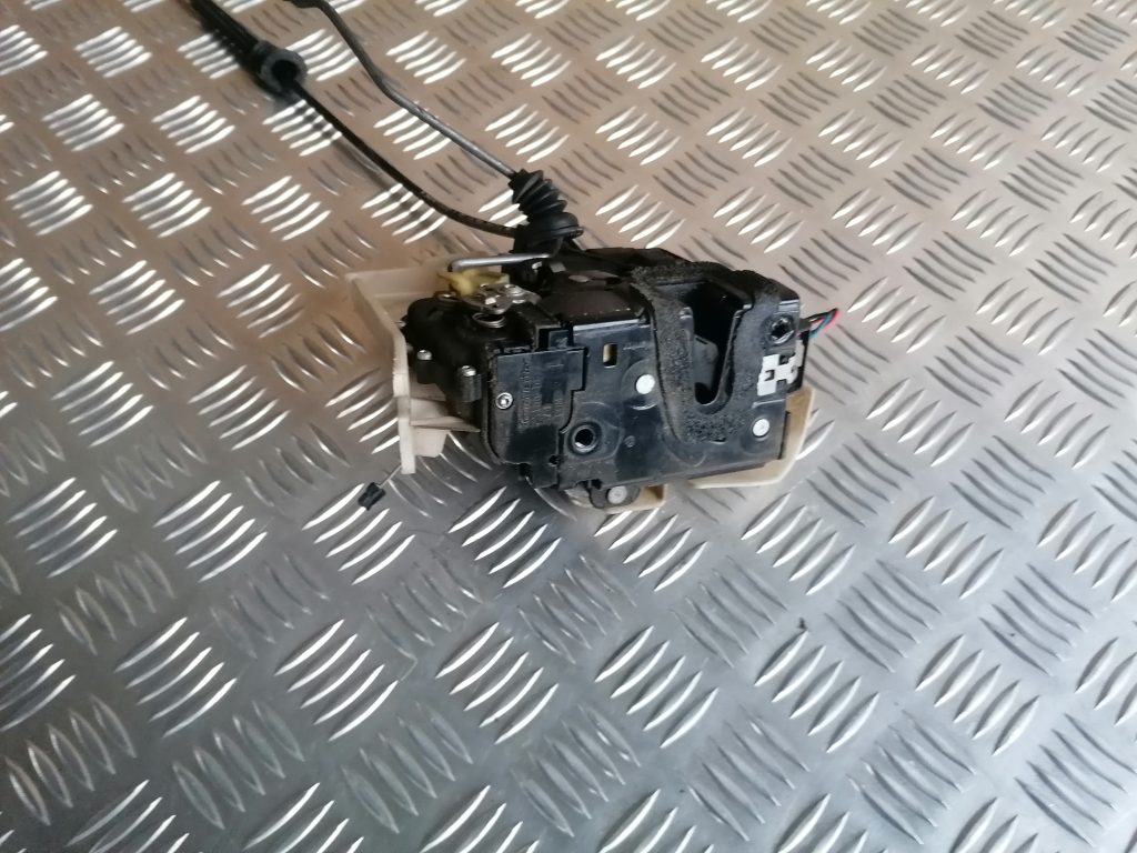 Aizmugurējo kreiso durvju slēdzene priekš VW POLO 2008