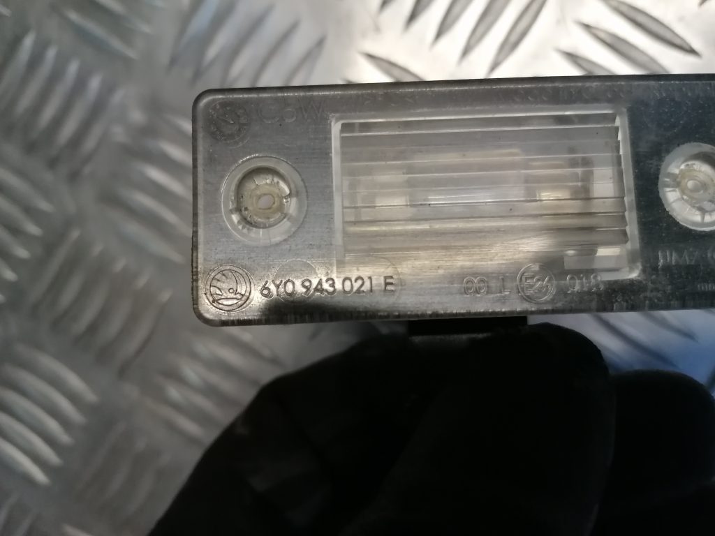 Numura zīmes apgaismojums priekš ŠKODA FABIA 2008 2 Numura zīmes apgaismojums priekš ŠKODA FABIA 2008