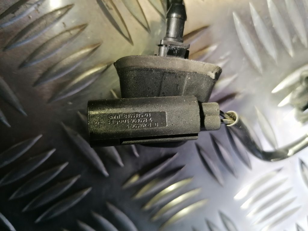 Vējstikla mazgāšanas šķidruma sprausla priekš BMW 330D E91 2008 TOURING 1 Vējstikla mazgāšanas šķidruma sprausla priekš BMW 330D E91 2008 TOURING