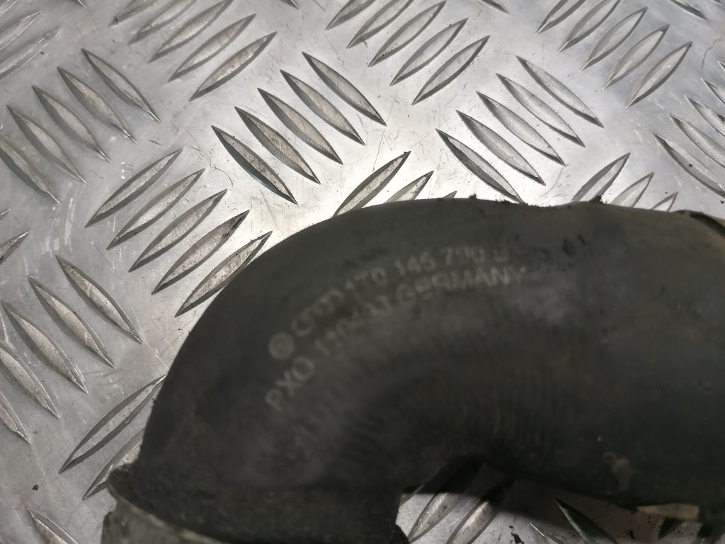 Interkulera caurule priekš VW TOURAN 2005 2 Interkulera caurule priekš VW TOURAN 2005