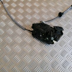 Aizmugurējo labo durvju slēdzene priekš VW POLO 2011