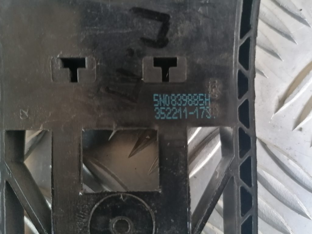 Durvju roktura iekšējais stiprinājums priekš VW POLO 2011