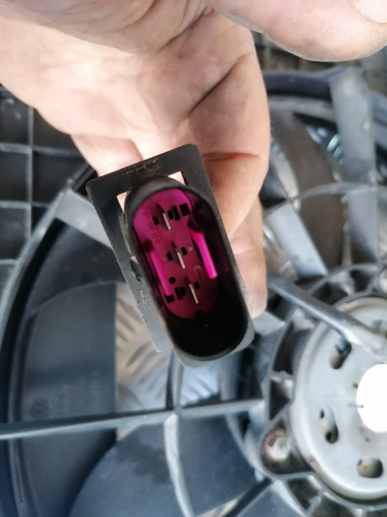 Dzesēšanas radiatora ventilators priekš VW POLO 2011 2 Dzesēšanas radiatora ventilators priekš VW POLO 2011