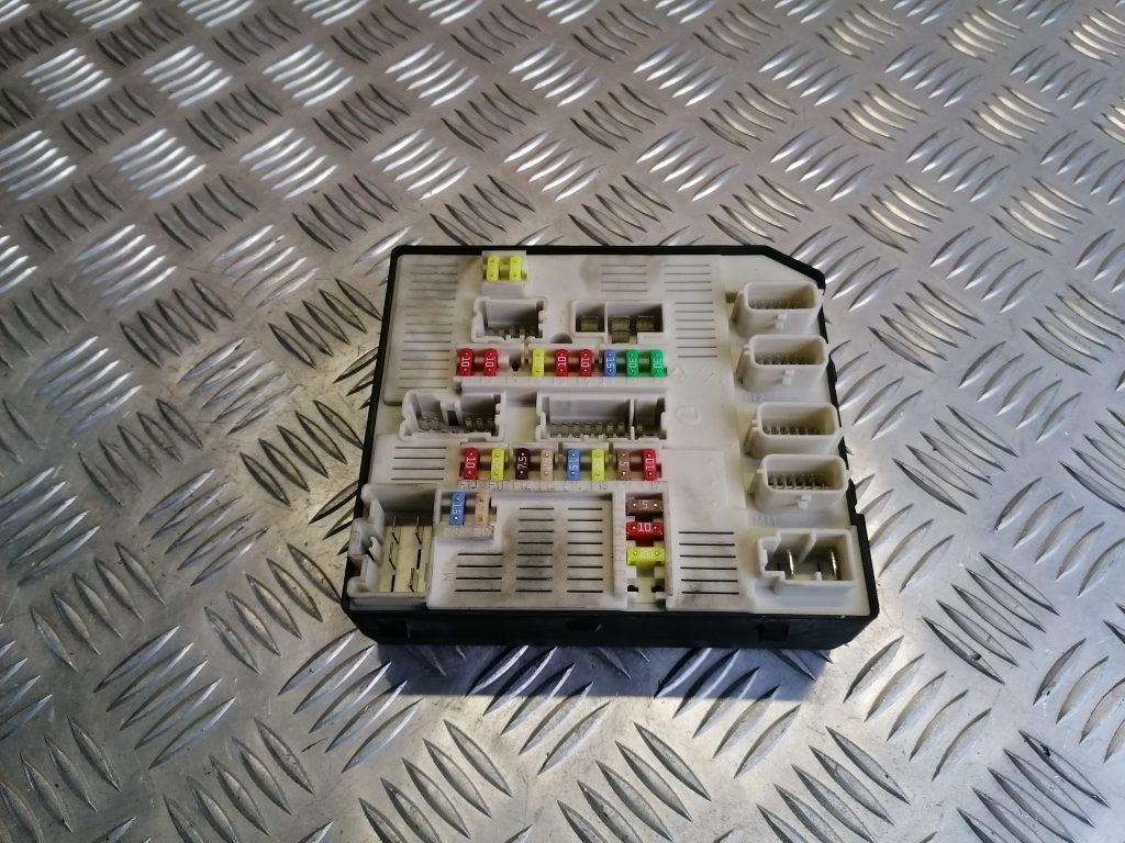 Drošinātāju relejas kaste priekš RENAULT MEGANE 2011 1 Drošinātāju relejas kaste priekš RENAULT MEGANE 2011