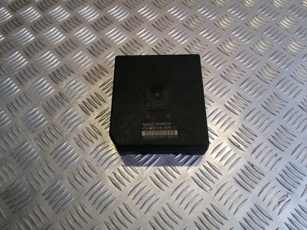 Drošinātāju relejas kaste priekš RENAULT MEGANE 2011 2 Drošinātāju relejas kaste priekš RENAULT MEGANE 2011