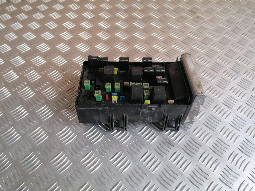 Drošinātāju relejas kaste priekš CHRYSLER GRAND VOYAGER 2004 1 Drošinātāju relejas kaste priekš CHRYSLER GRAND VOYAGER 2004