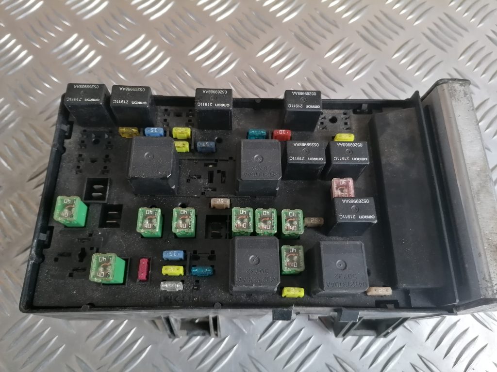 Drošinātāju relejas kaste priekš CHRYSLER GRAND VOYAGER 2004 2 Drošinātāju relejas kaste priekš CHRYSLER GRAND VOYAGER 2004