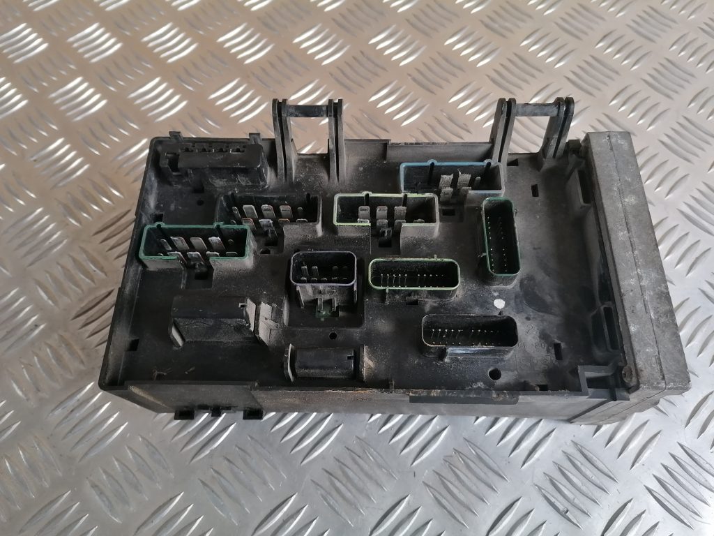 Drošinātāju relejas kaste priekš CHRYSLER GRAND VOYAGER 2004 4 Drošinātāju relejas kaste priekš CHRYSLER GRAND VOYAGER 2004