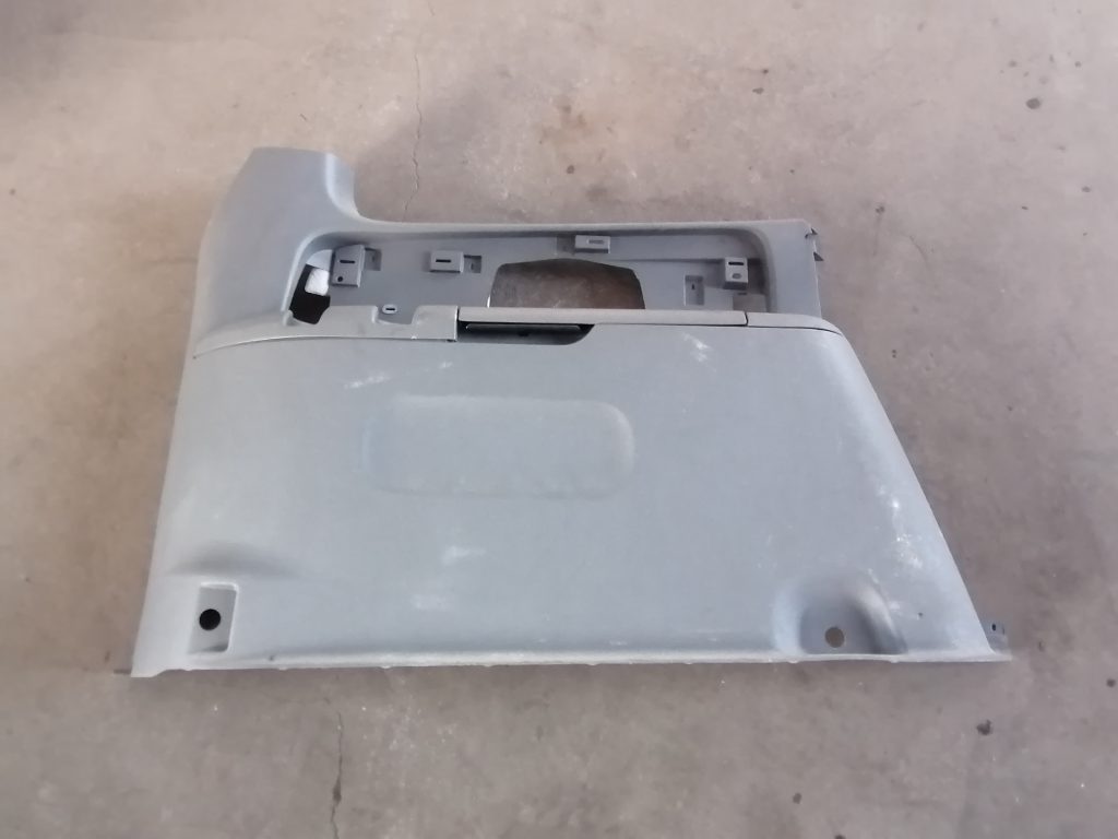 Bagāžnieka nodalījuma sānu apdare priekš CHRYSLER GRAND VOYAGER 2004