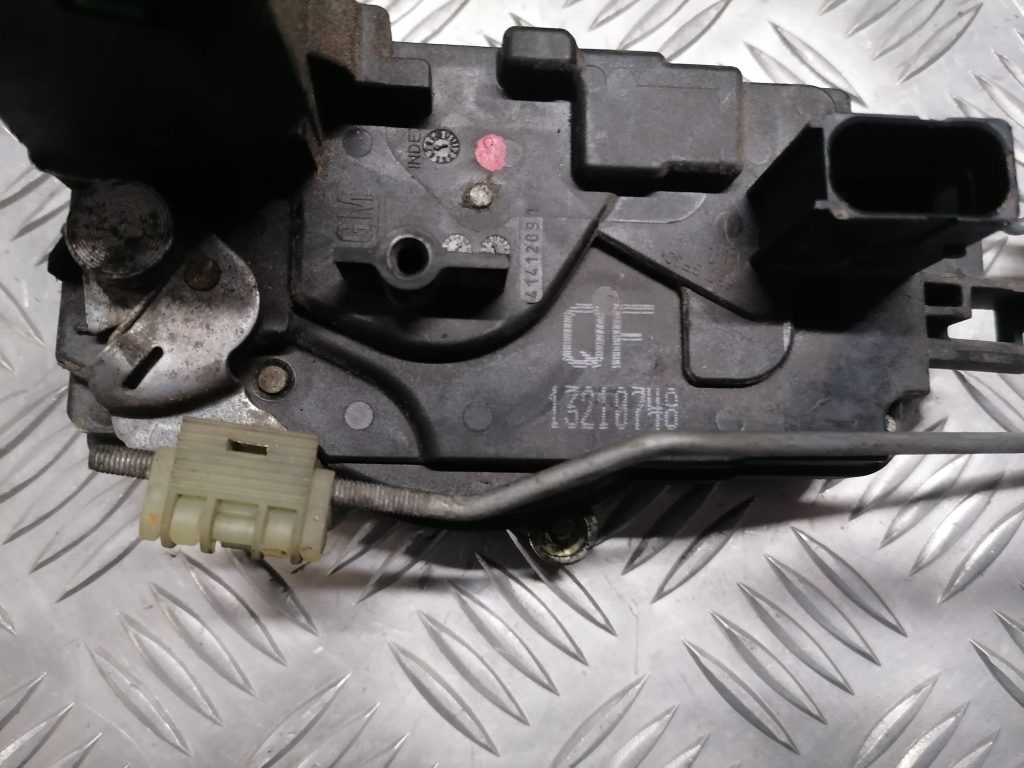 Priekšējo kreiso durvju slēdzene priekš OPEL ASTRA H 2006 4 Priekšējo kreiso durvju slēdzene priekš OPEL ASTRA H 2006