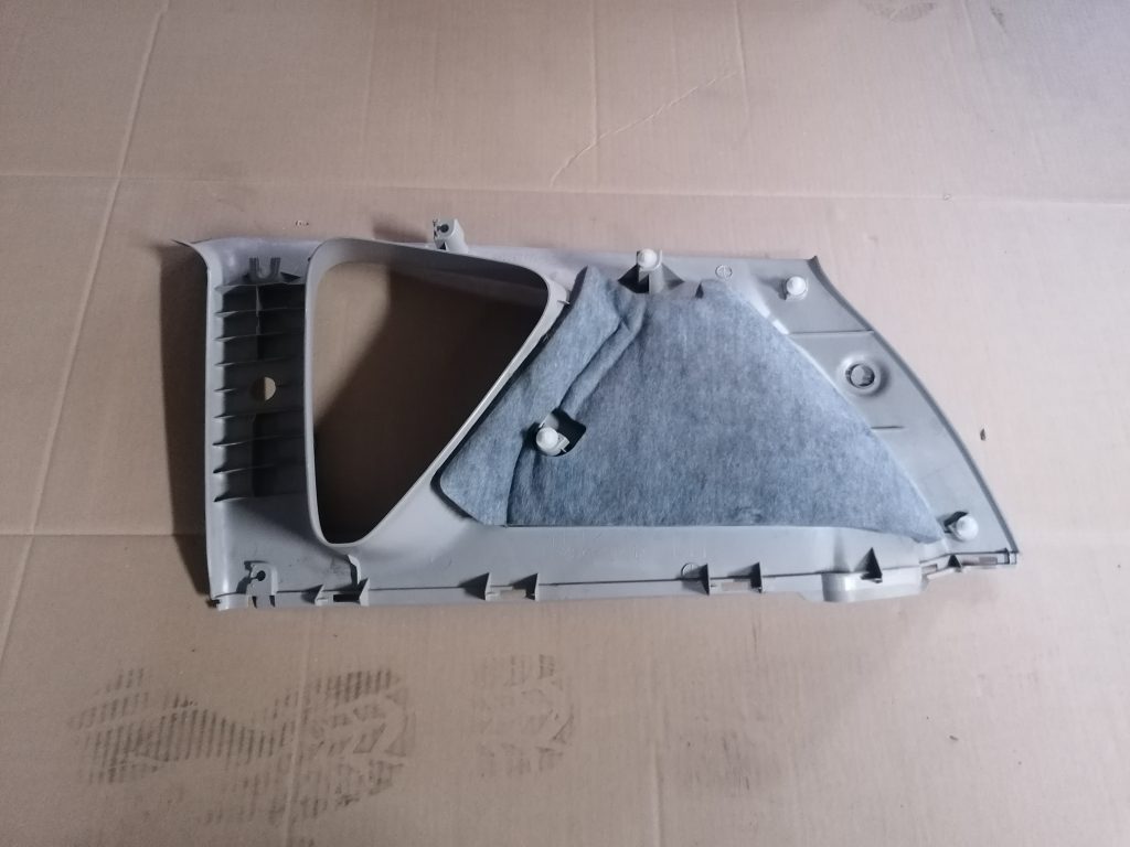 Bagāžnieka nodalījuma sānu apdare priekš TOYOTA COROLLA VERSO 2005