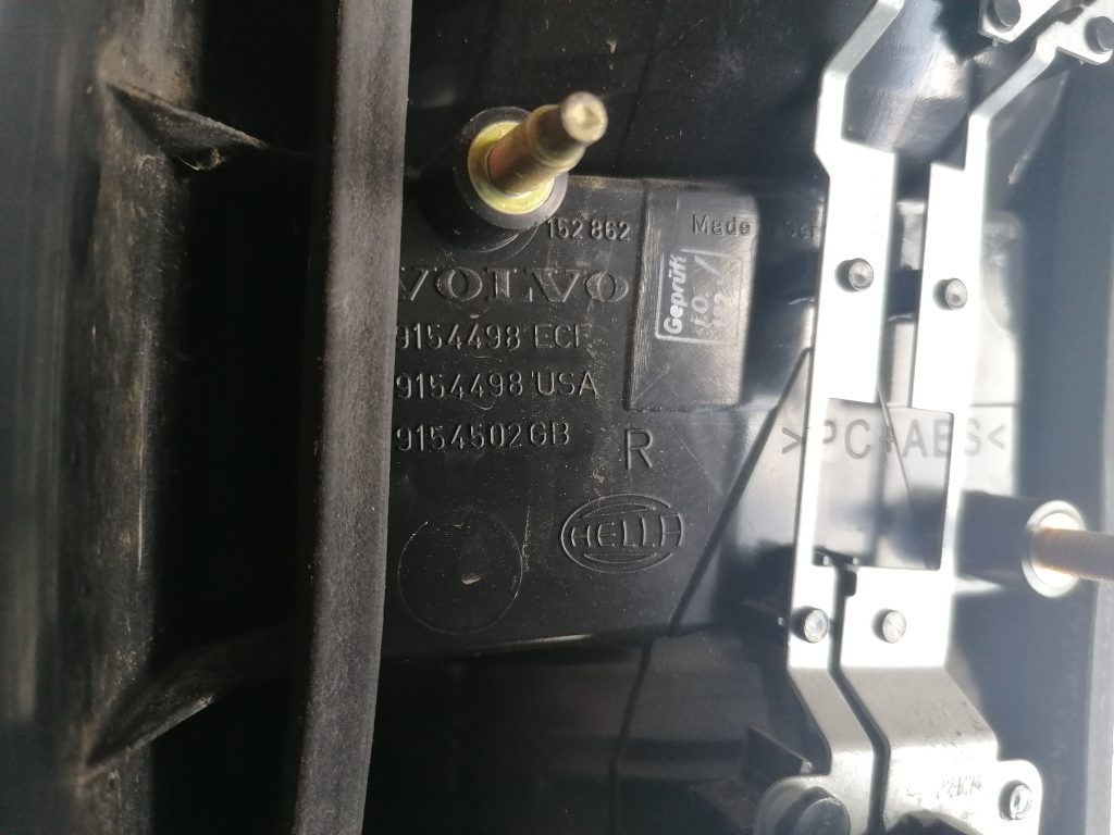 Aizmugurējais labais lukturis priekš VOLVO V70 2004 4 Aizmugurējais labais lukturis priekš VOLVO V70 2004