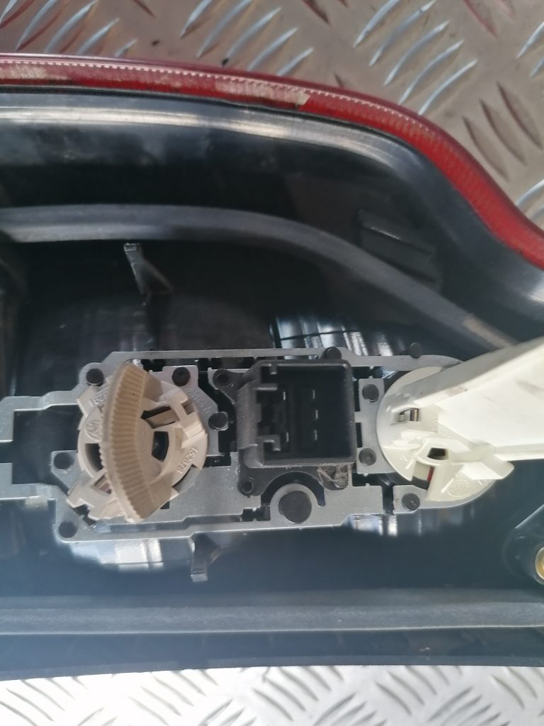 Aizmugurējais labais lukturis priekš VOLVO V70 2004 3 Aizmugurējais labais lukturis priekš VOLVO V70 2004