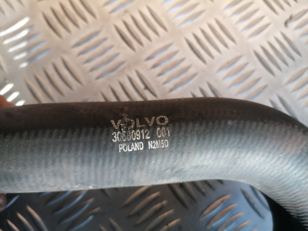 Dzesēšanas caurule priekš VOLVO V70 2004 2 Dzesēšanas caurule priekš VOLVO V70 2004