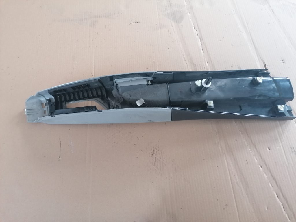 Vidējas salona statnes apdare priekš VOLVO V70 2004