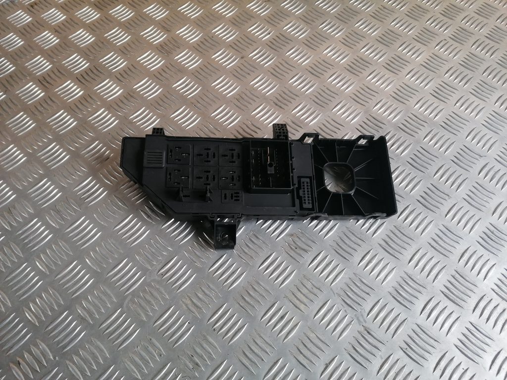 Drošinātāju relejas kaste priekš SAAB 9-3 2002 3 Drošinātāju relejas kaste priekš SAAB 9-3 2002