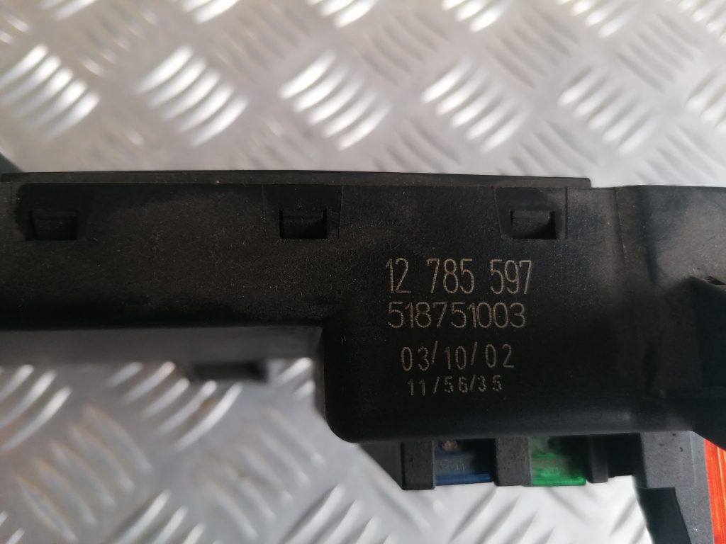 Drošinātāju relejas kaste priekš SAAB 9-3 2002 2 Drošinātāju relejas kaste priekš SAAB 9-3 2002