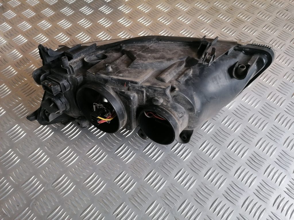 Priekšējais labais lukturis priekš SAAB 9-3 2002 2 Priekšējais labais lukturis priekš SAAB 9-3 2002