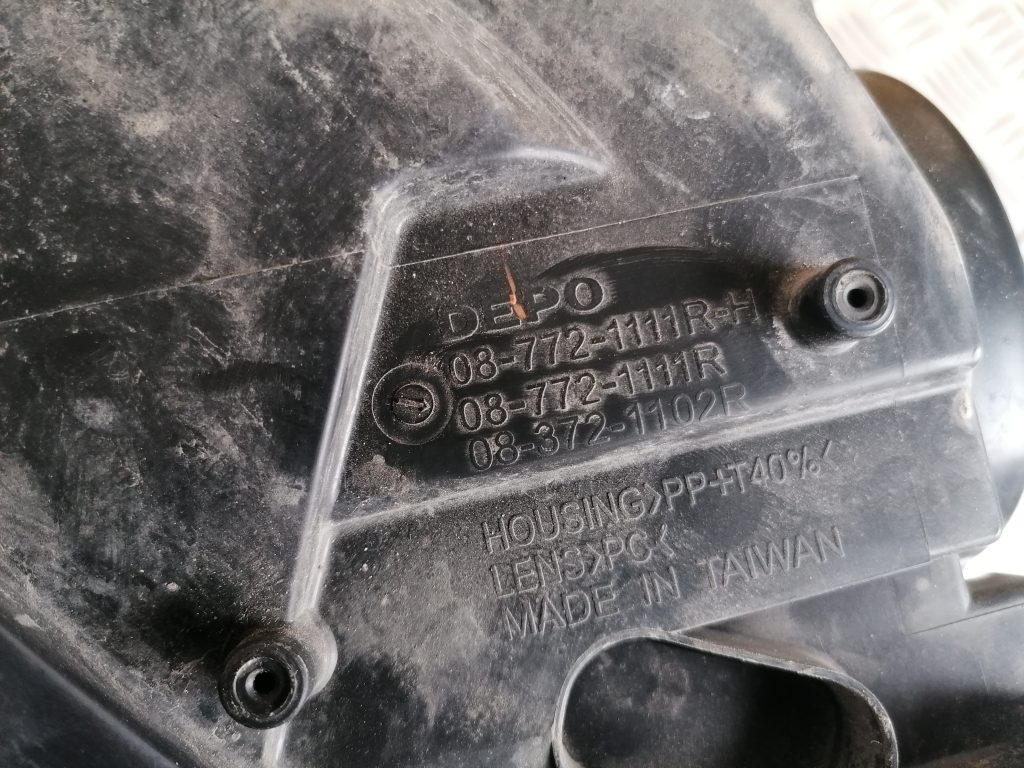 Priekšējais labais lukturis priekš SAAB 9-3 2002 7 Priekšējais labais lukturis priekš SAAB 9-3 2002